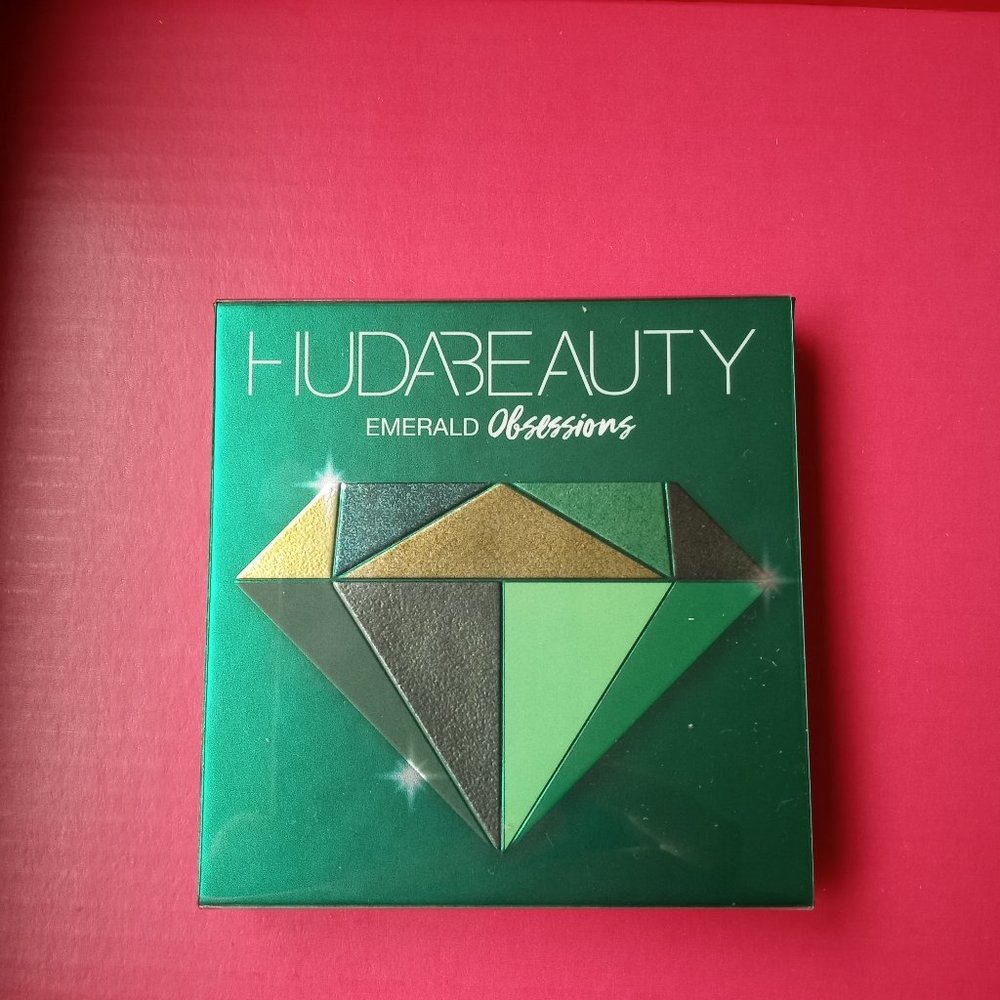 Huda Beauty emerald obsessions eyeshadow palette